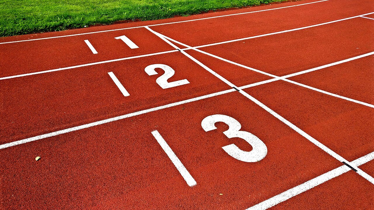 Running track start line — choosing the best shoes for HYROX